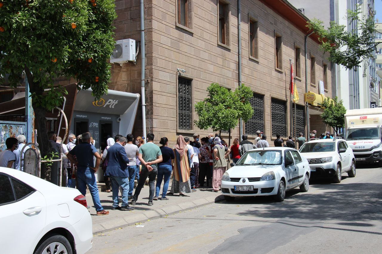 PTT önünde korkutan yoğunluk 1
