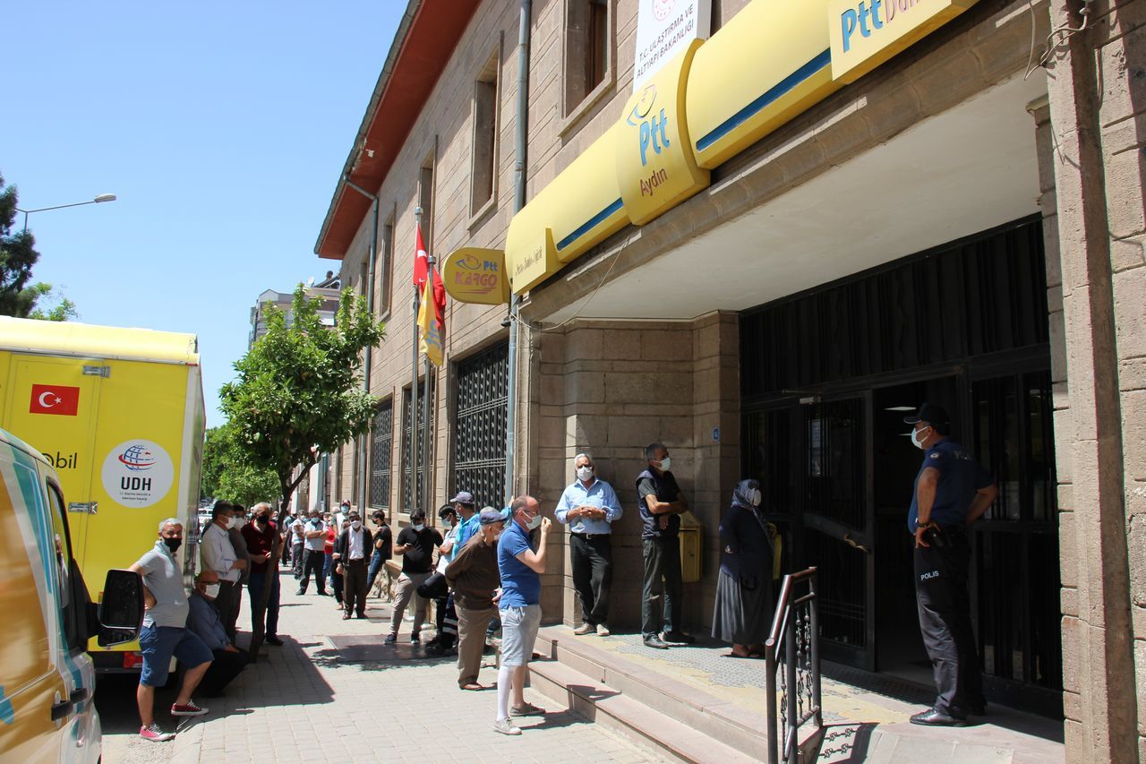 PTT önünde korkutan yoğunluk 2