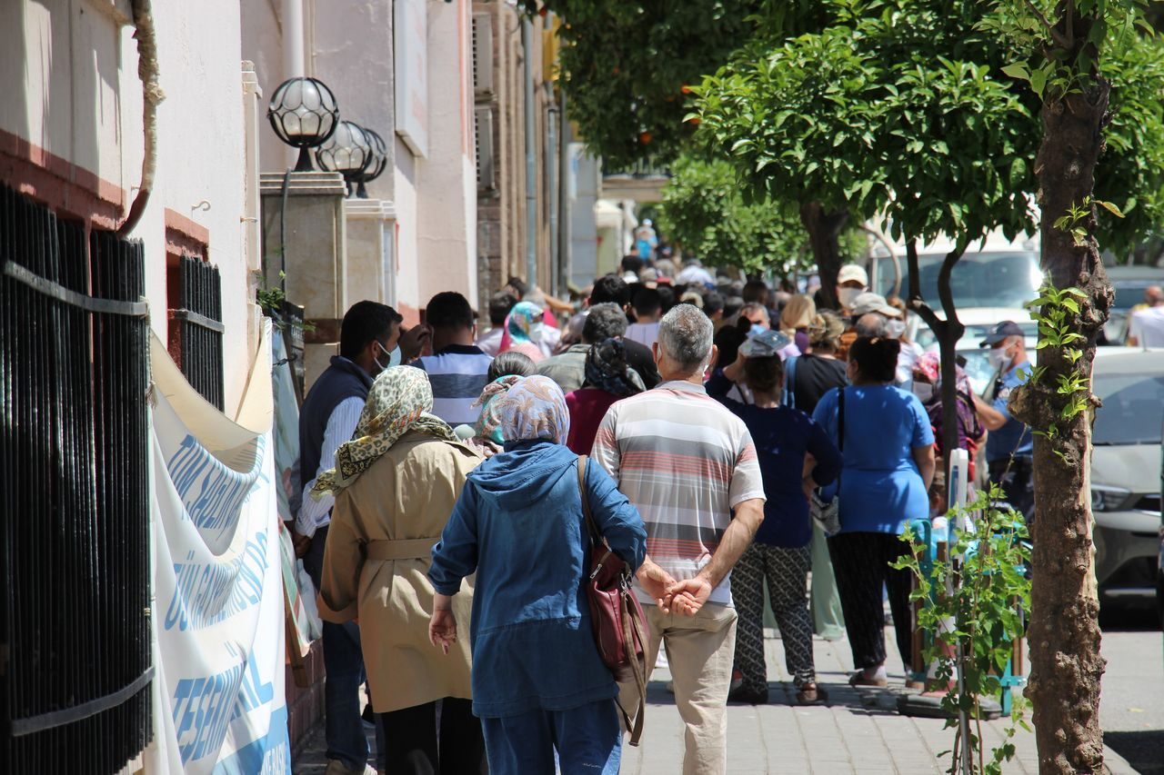 PTT önünde korkutan yoğunluk 4
