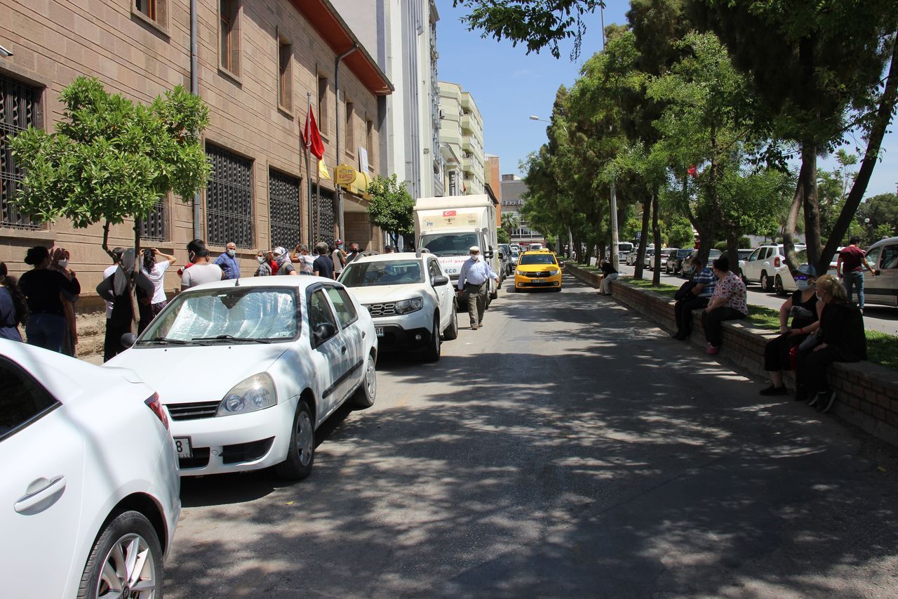 PTT önünde korkutan yoğunluk 6