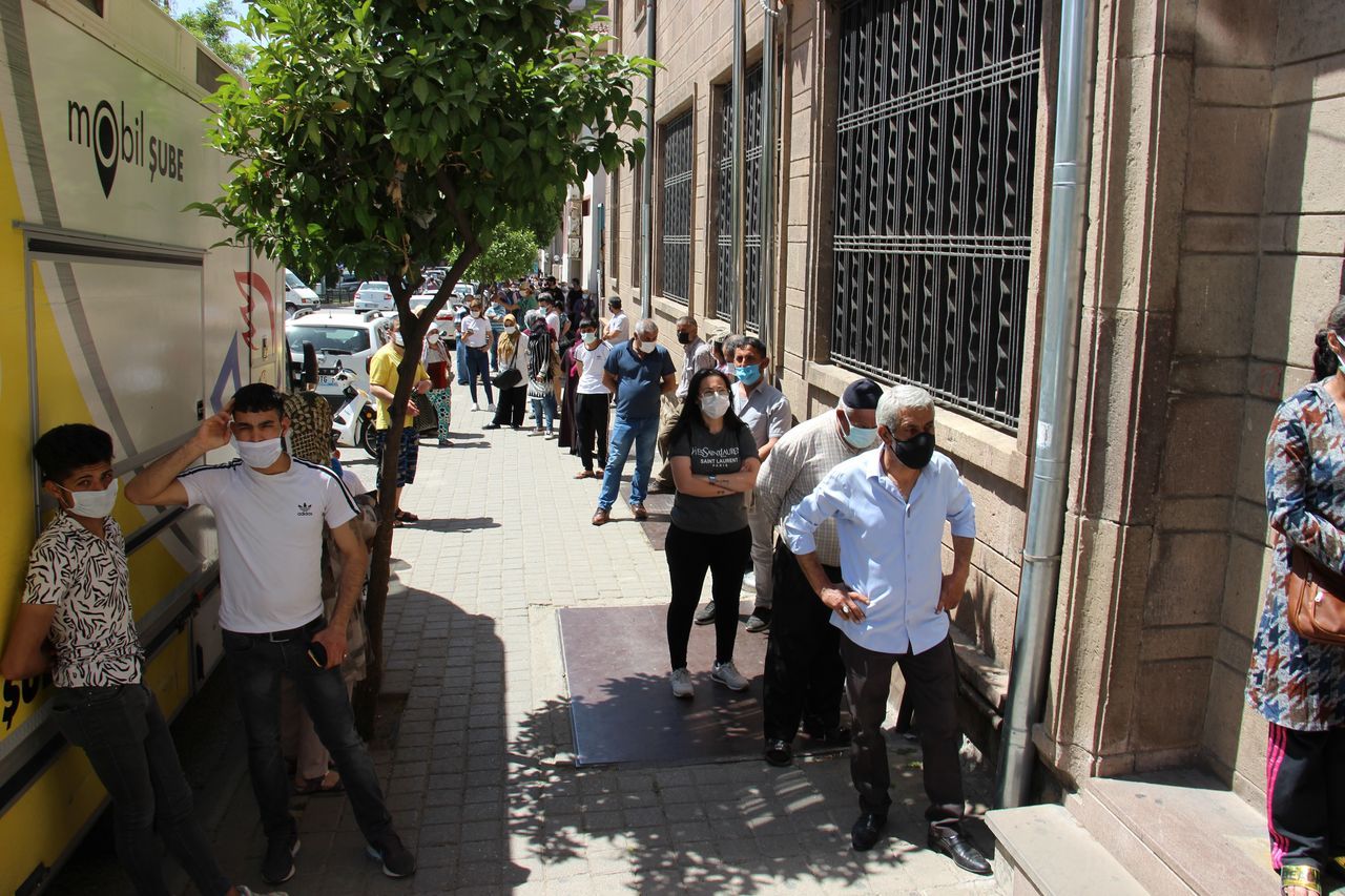 PTT önünde korkutan yoğunluk 7