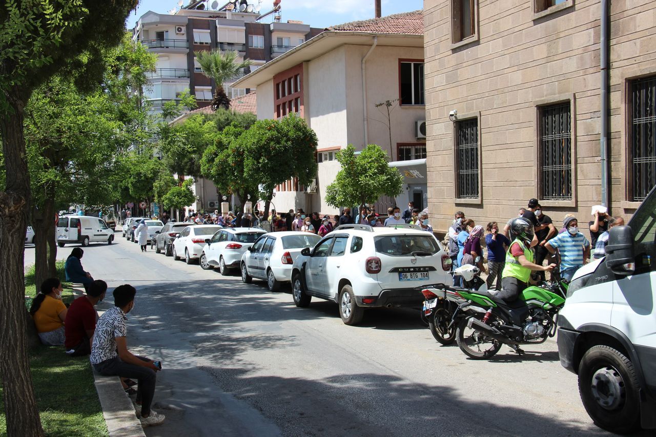 PTT önünde korkutan yoğunluk 8