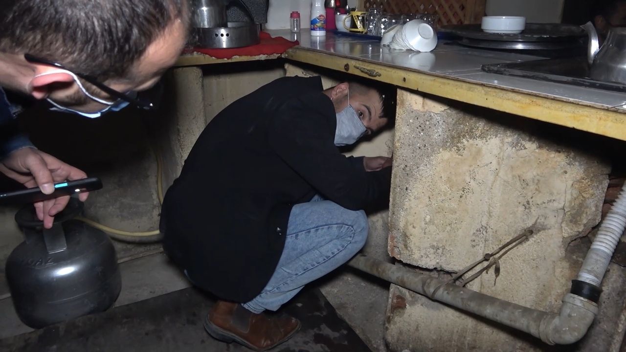Yakalanmamak için tuvalete saklandılar 4