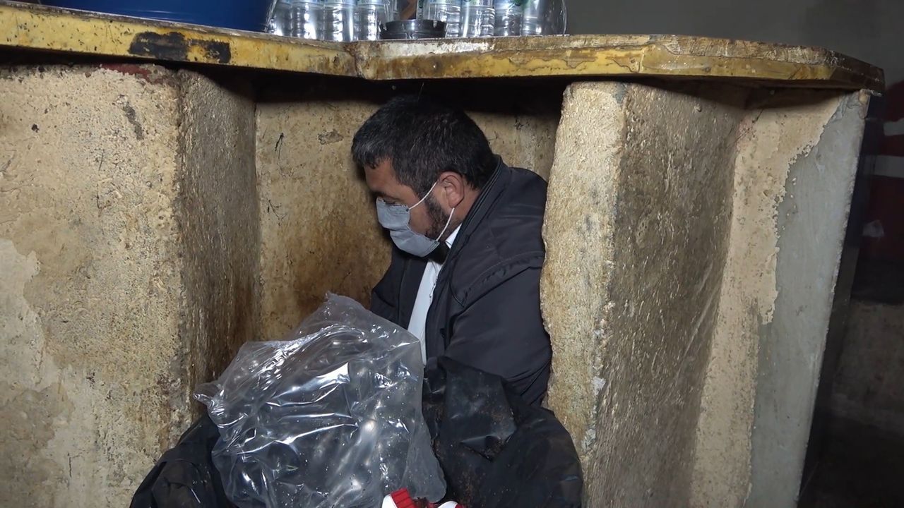 Yakalanmamak için tuvalete saklandılar 5