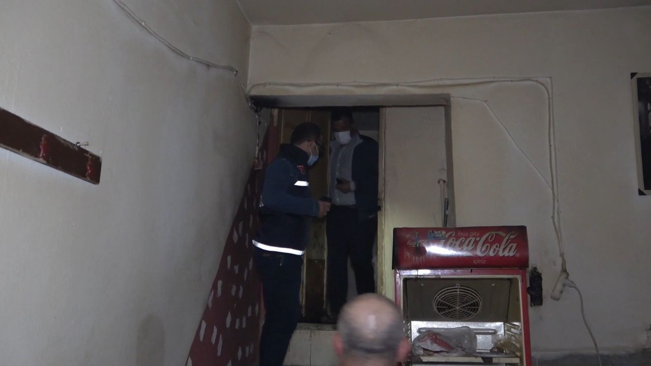 Yakalanmamak için tuvalete saklandılar 3