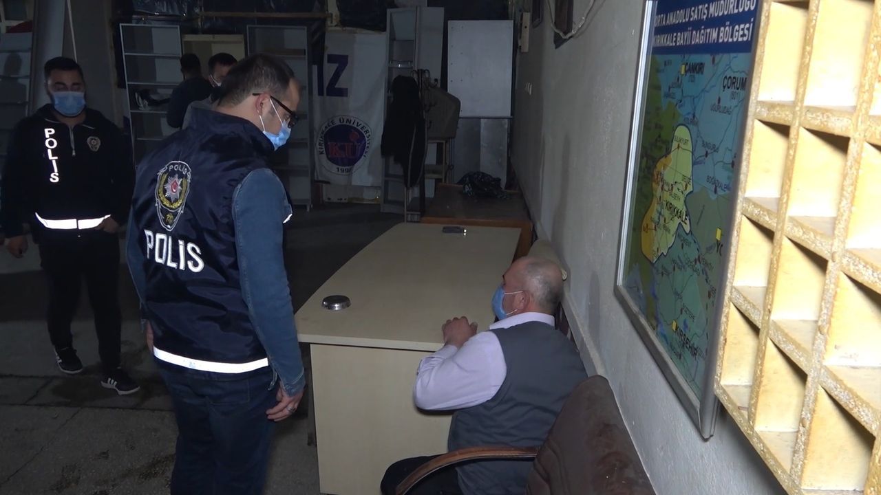 Yakalanmamak için tuvalete saklandılar 2