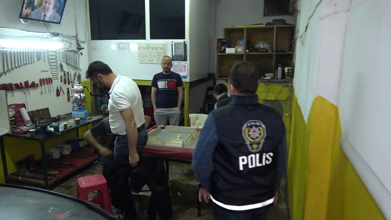 Yakalanmamak için tuvalete saklandılar 7