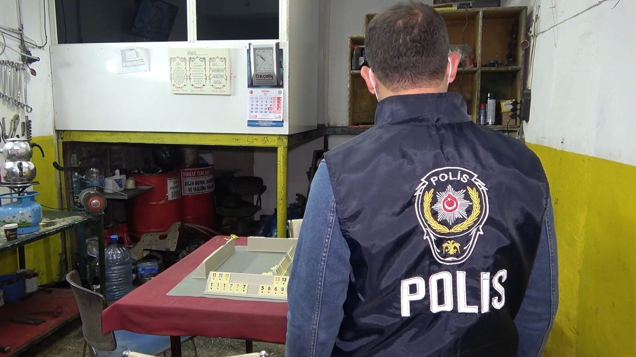 Yakalanmamak için tuvalete saklandılar 8