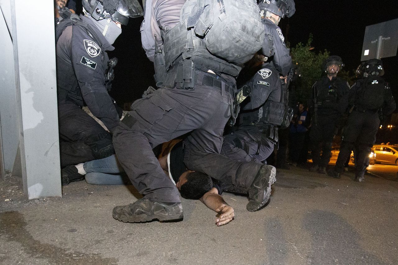 İsrail polisi, Filistinli ailenin evine zorla girdi 8