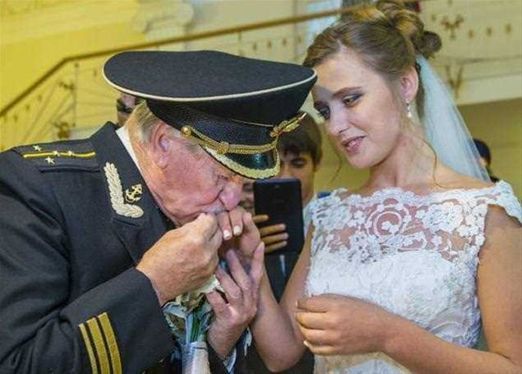 90 yaşındaki Rus oyuncu, kendisinden 48 yaş küçük sevgilisiyle evlenecek! 3