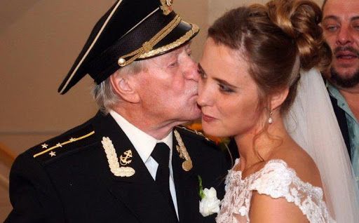90 yaşındaki Rus oyuncu, kendisinden 48 yaş küçük sevgilisiyle evlenecek! 6