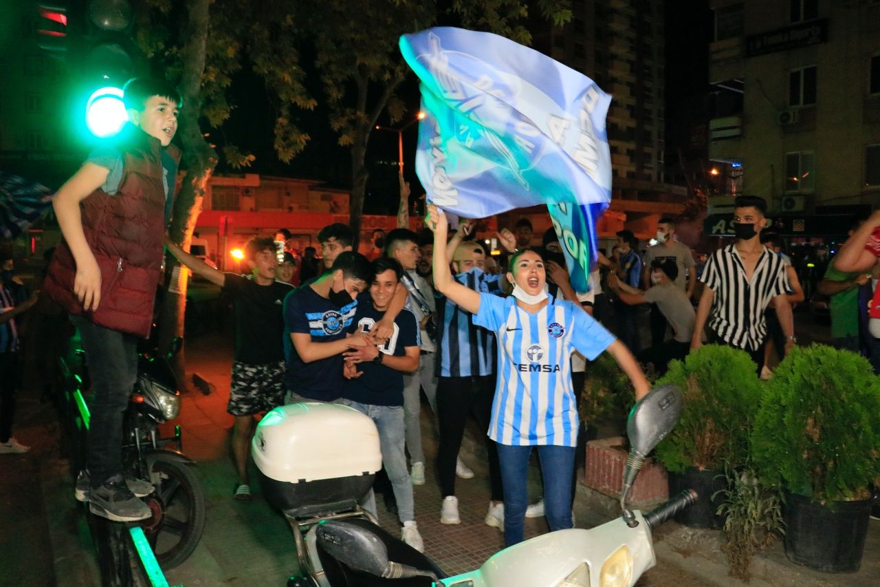 Adana sokakta, şampiyonluk kutluyor 1