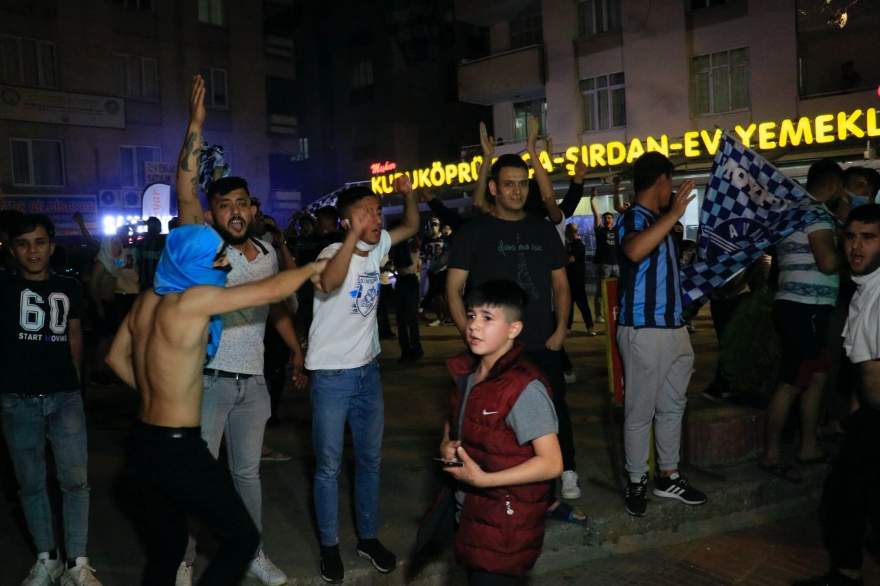 Adana sokakta, şampiyonluk kutluyor 5