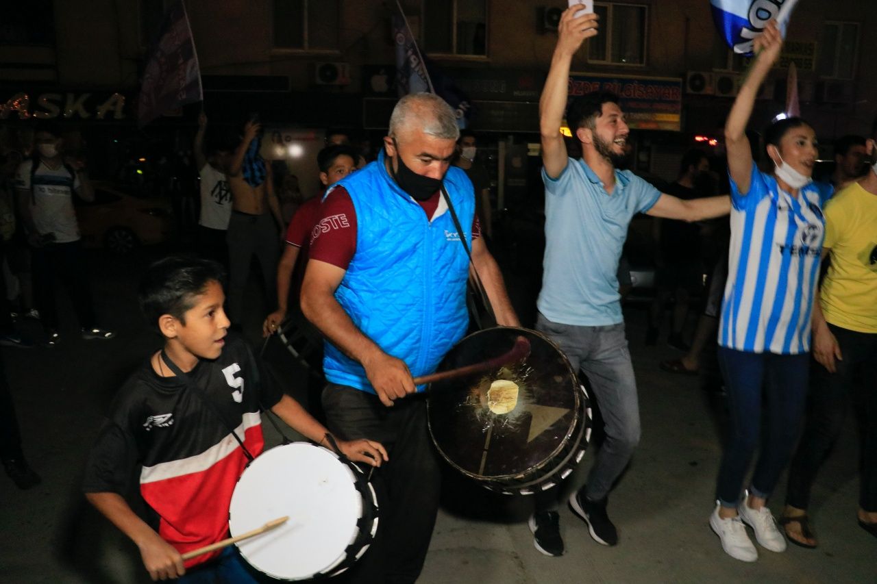 Adana sokakta, şampiyonluk kutluyor 13