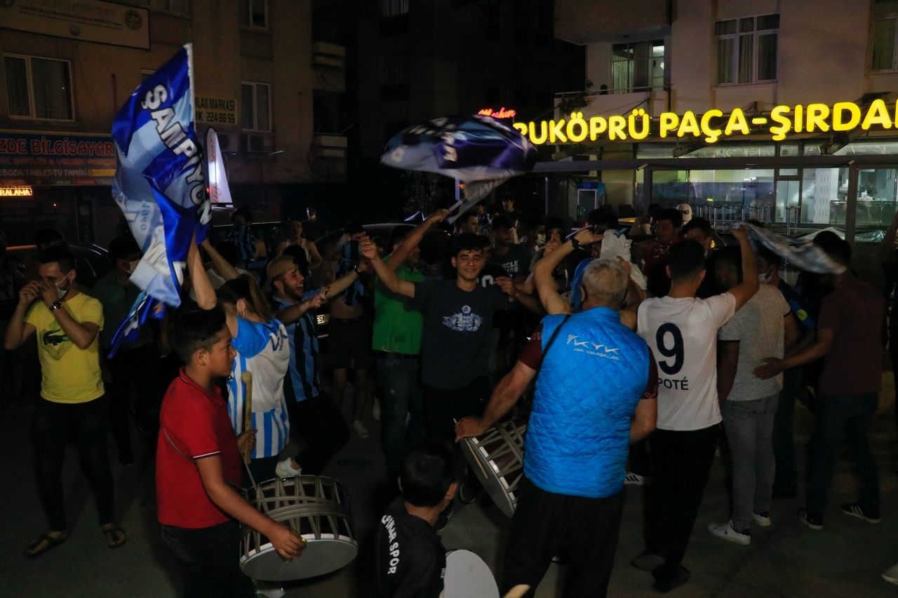 Adana sokakta, şampiyonluk kutluyor 12