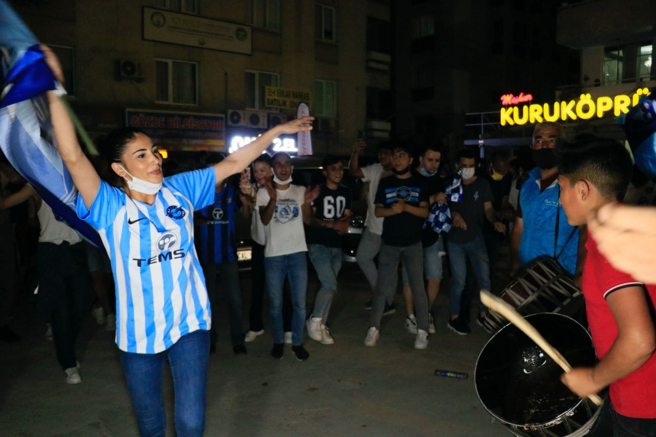 Adana sokakta, şampiyonluk kutluyor 11