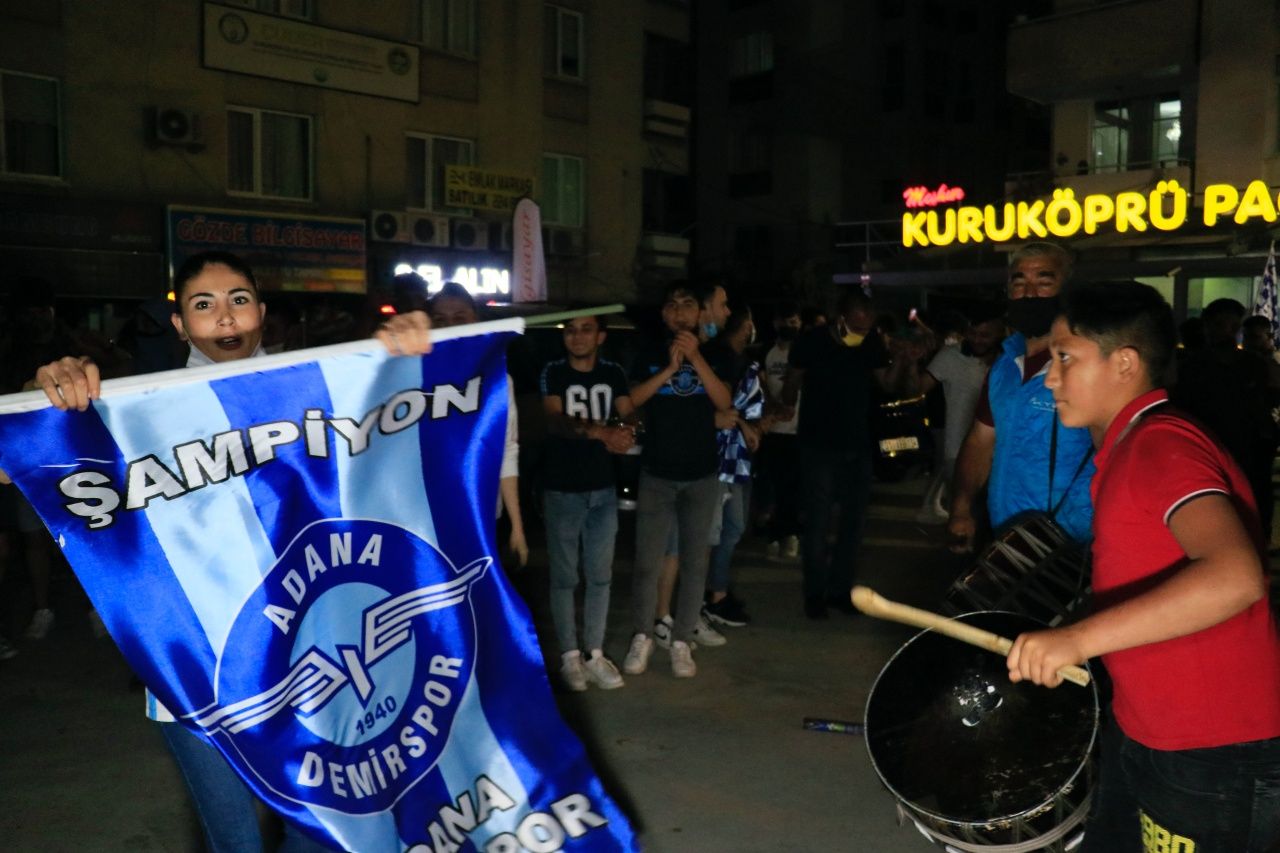 Adana sokakta, şampiyonluk kutluyor 10
