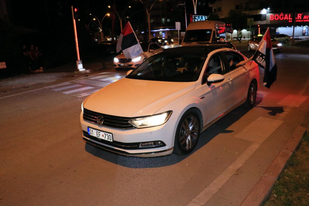 Adana sokakta, şampiyonluk kutluyor 9