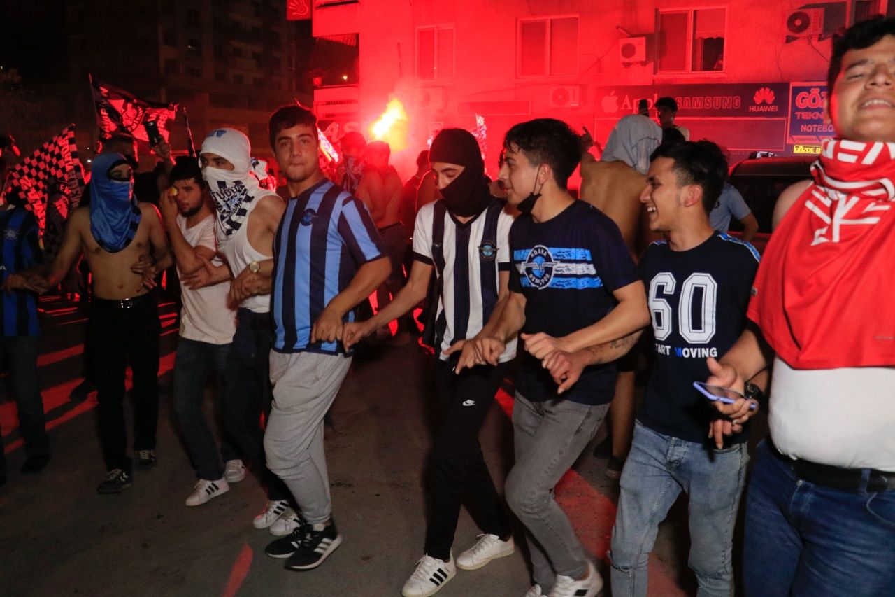 Adana sokakta, şampiyonluk kutluyor 8