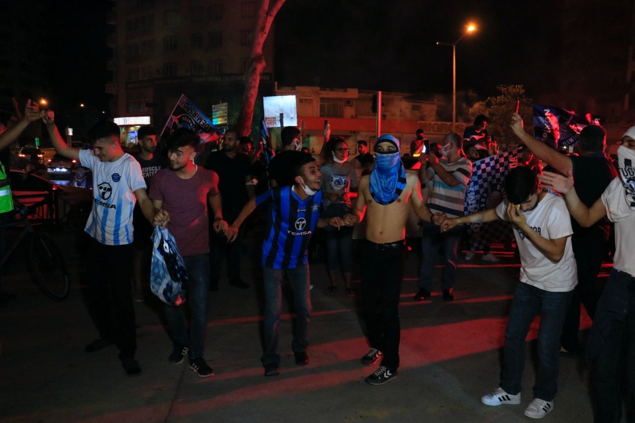 Adana sokakta, şampiyonluk kutluyor 7