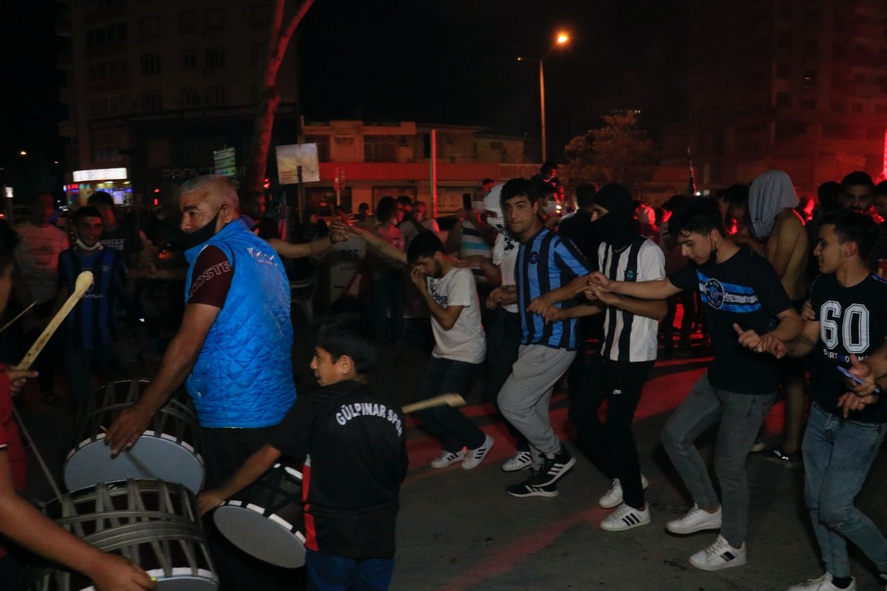 Adana sokakta, şampiyonluk kutluyor 6