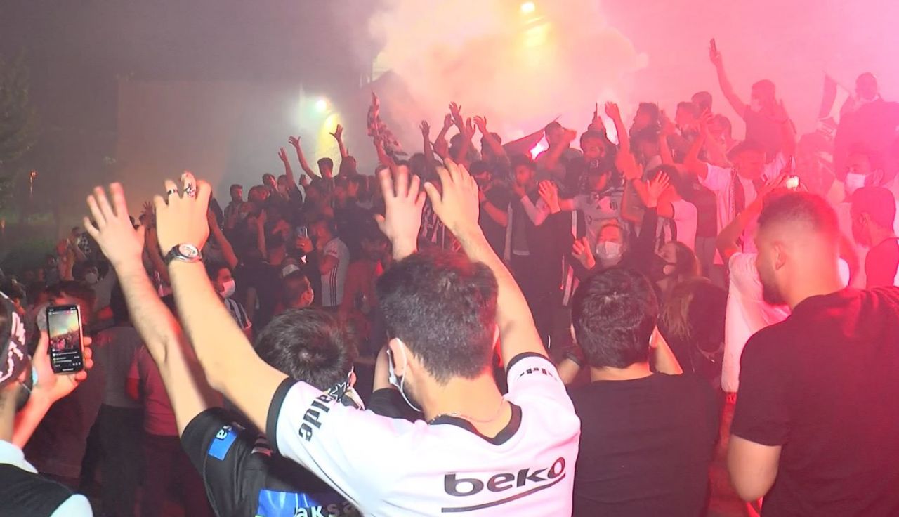 Beşiktaş'ın şampiyonluk coşkusu sokaklara taştı 10