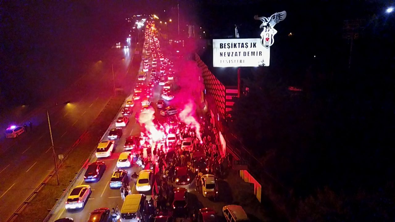Beşiktaş'ın şampiyonluk coşkusu sokaklara taştı 1