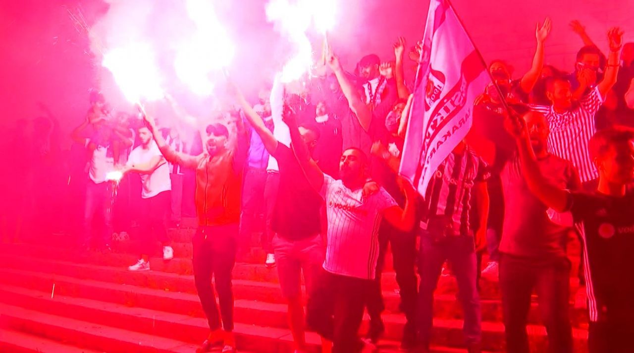 Beşiktaş'ın şampiyonluk coşkusu sokaklara taştı 12
