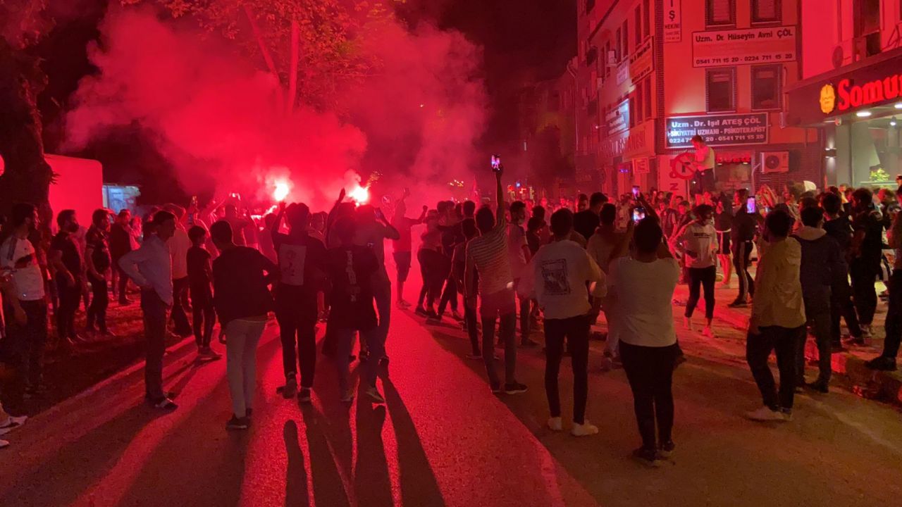 Beşiktaş'ın şampiyonluk coşkusu sokaklara taştı 5