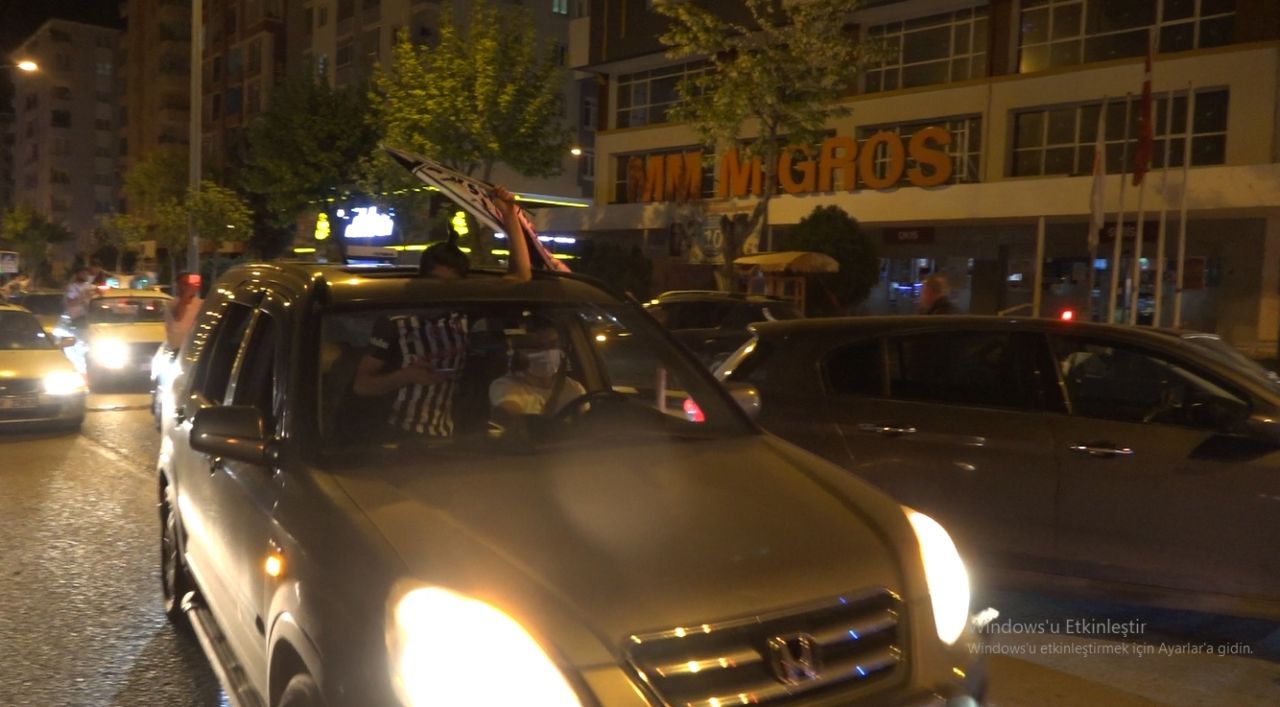 Beşiktaş'ın şampiyonluk coşkusu sokaklara taştı 7