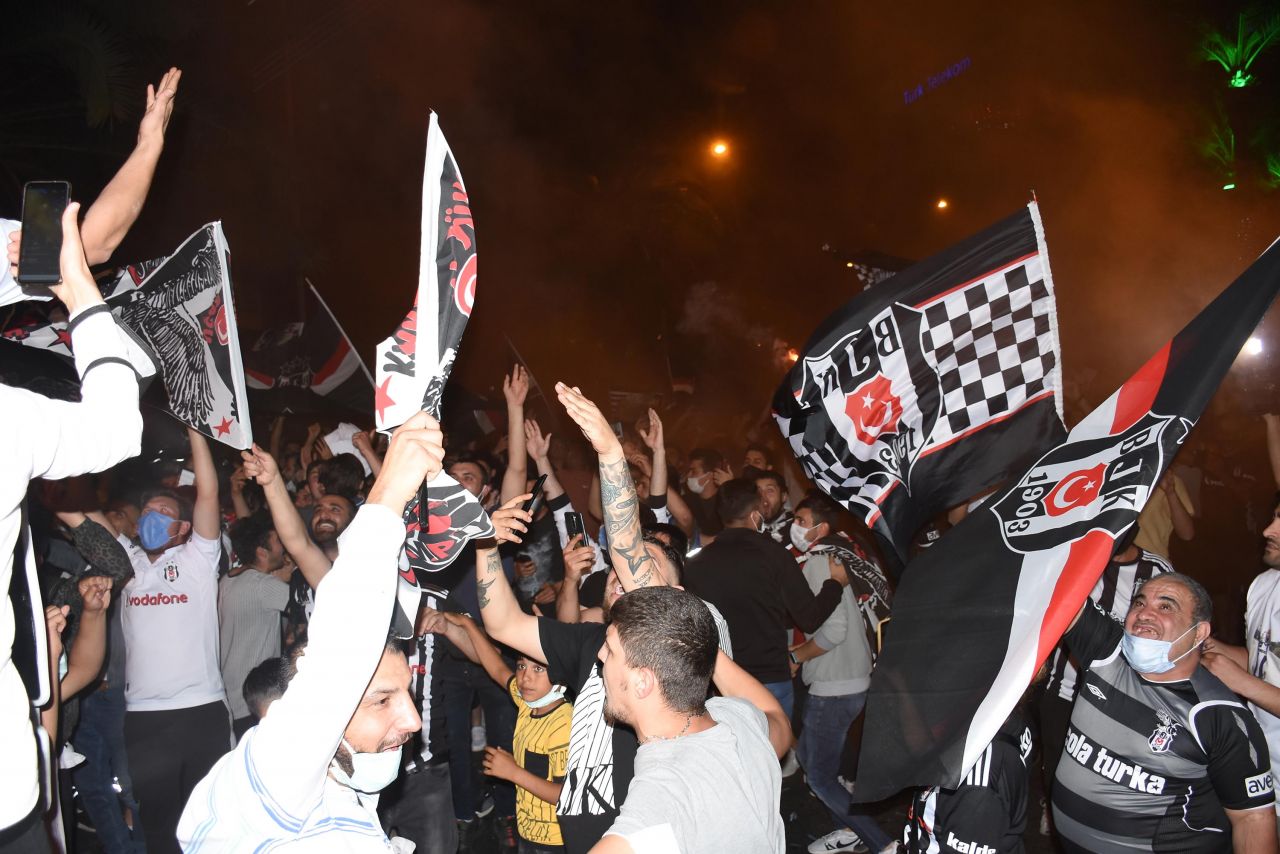 Beşiktaş'ın şampiyonluk coşkusu sokaklara taştı 2