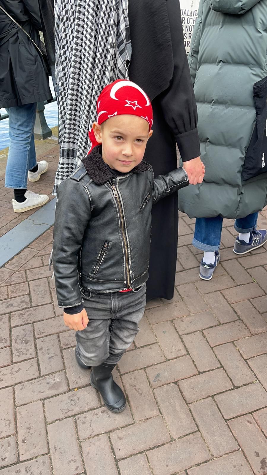 Amsterdam’da Türk bayraklı ve Erdoğan’lı İsrail protestosu! 15