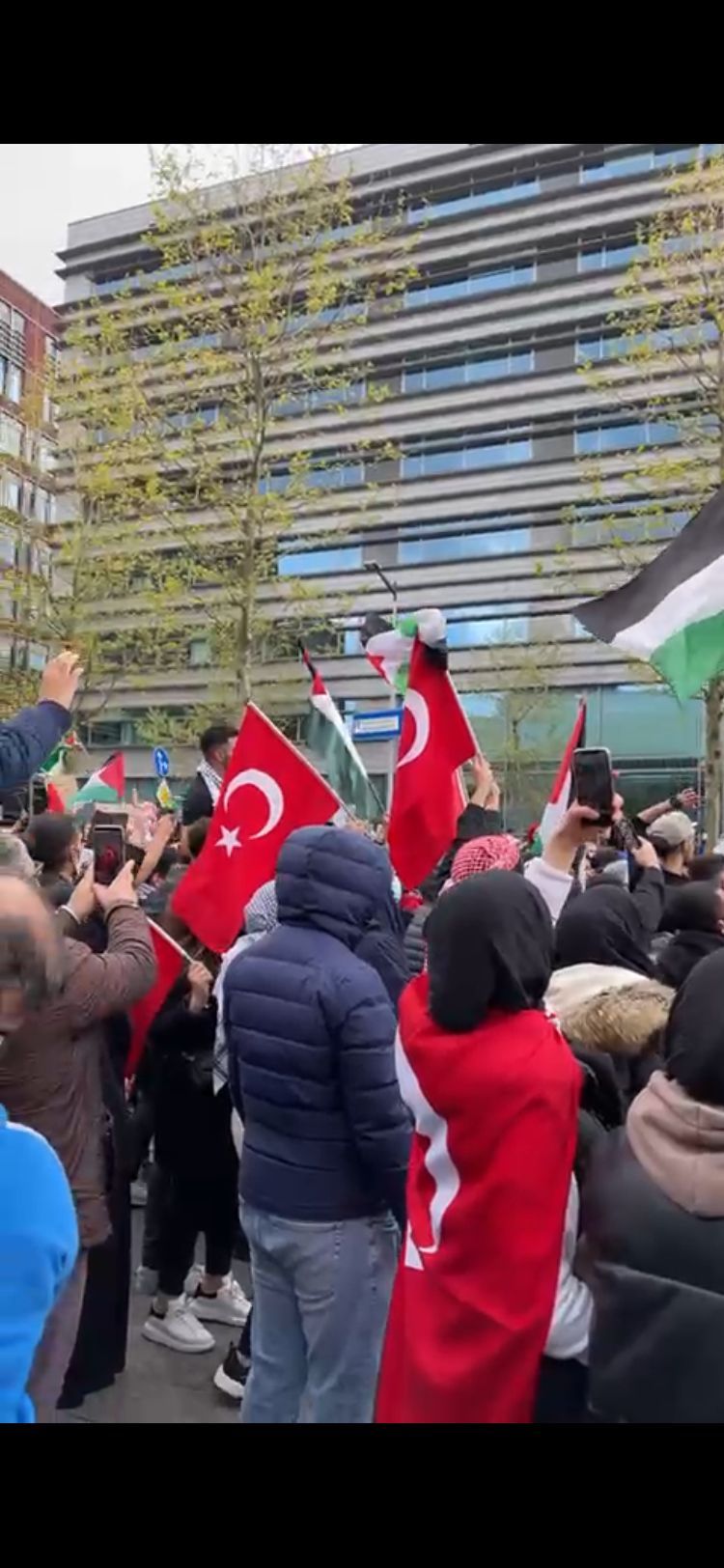 Amsterdam’da Türk bayraklı ve Erdoğan’lı İsrail protestosu! 3