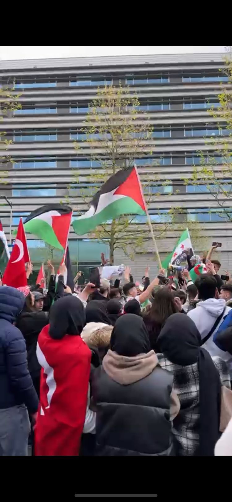 Amsterdam’da Türk bayraklı ve Erdoğan’lı İsrail protestosu! 2