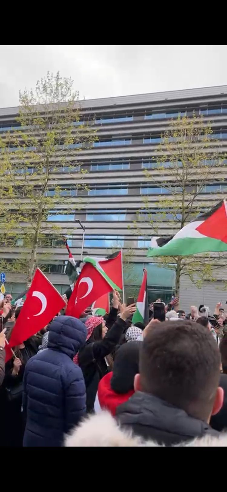 Amsterdam’da Türk bayraklı ve Erdoğan’lı İsrail protestosu! 1