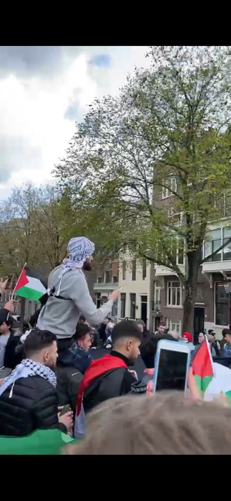 Amsterdam’da Türk bayraklı ve Erdoğan’lı İsrail protestosu! 10