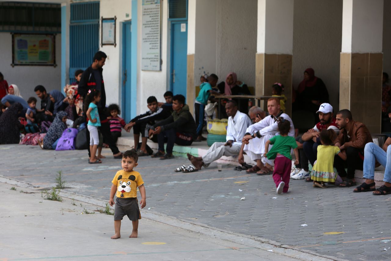 İsrail'in gazabından okullara sığındılar 5
