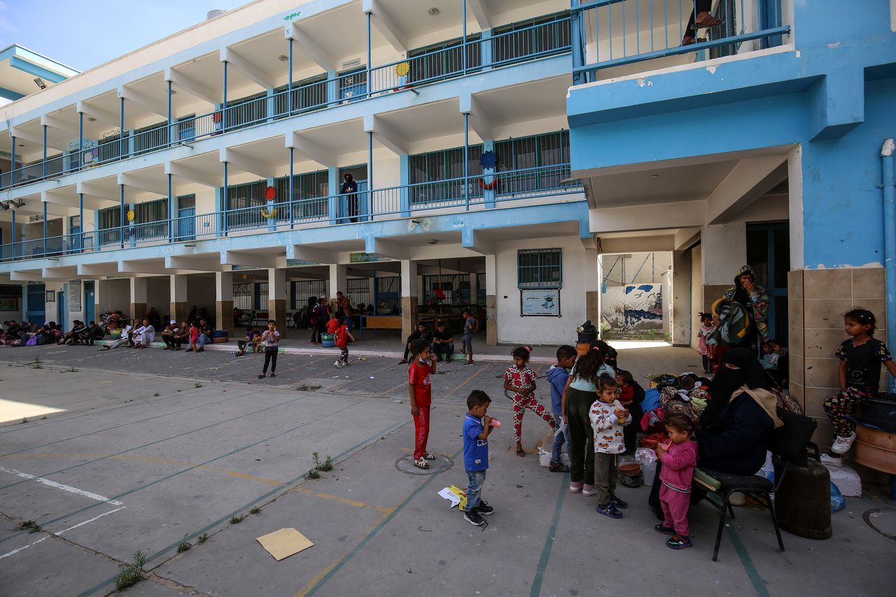 İsrail'in gazabından okullara sığındılar 6