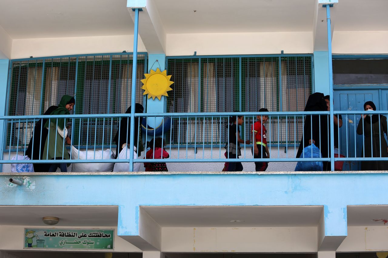 İsrail'in gazabından okullara sığındılar 10