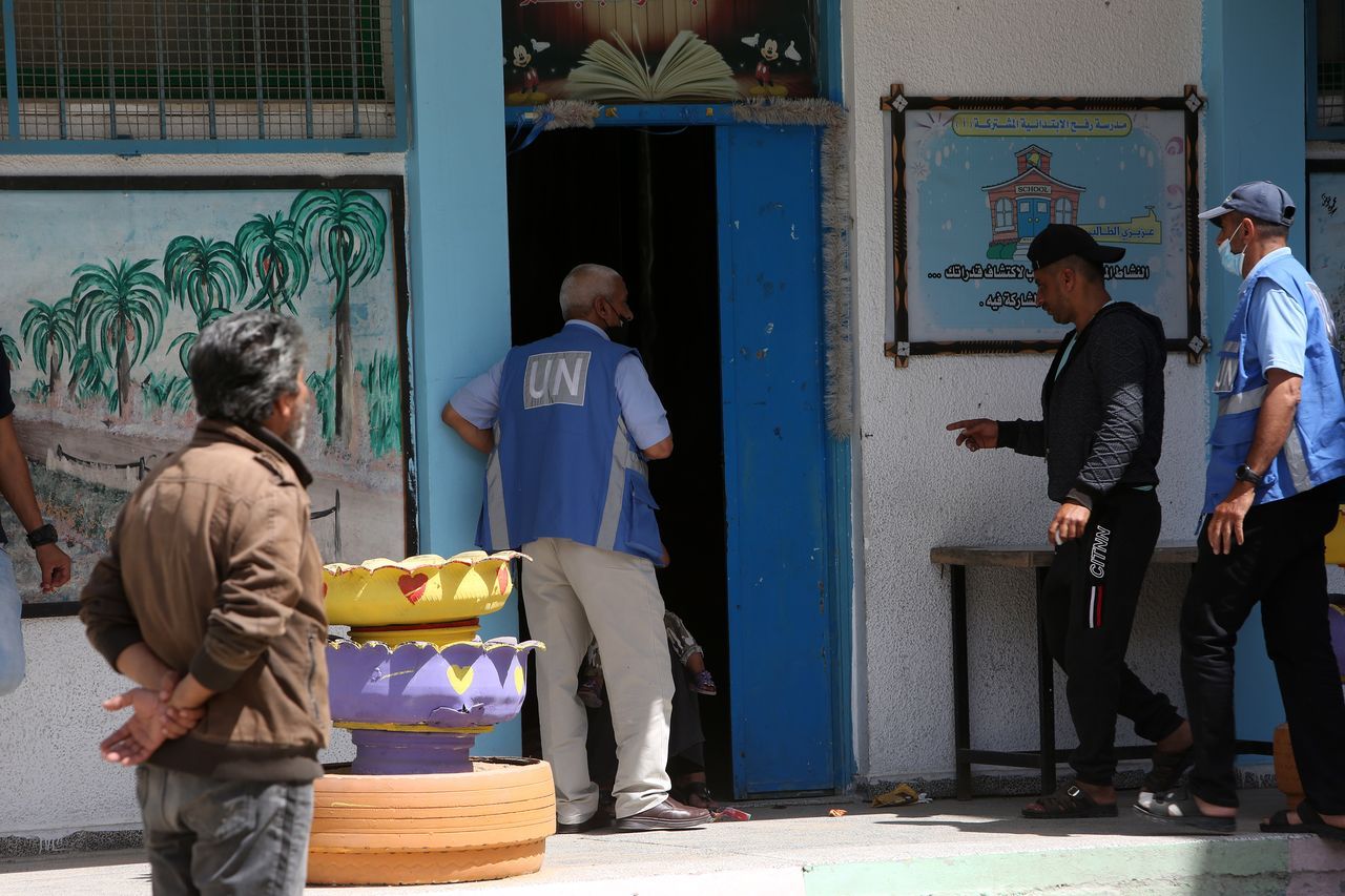 İsrail'in gazabından okullara sığındılar 11