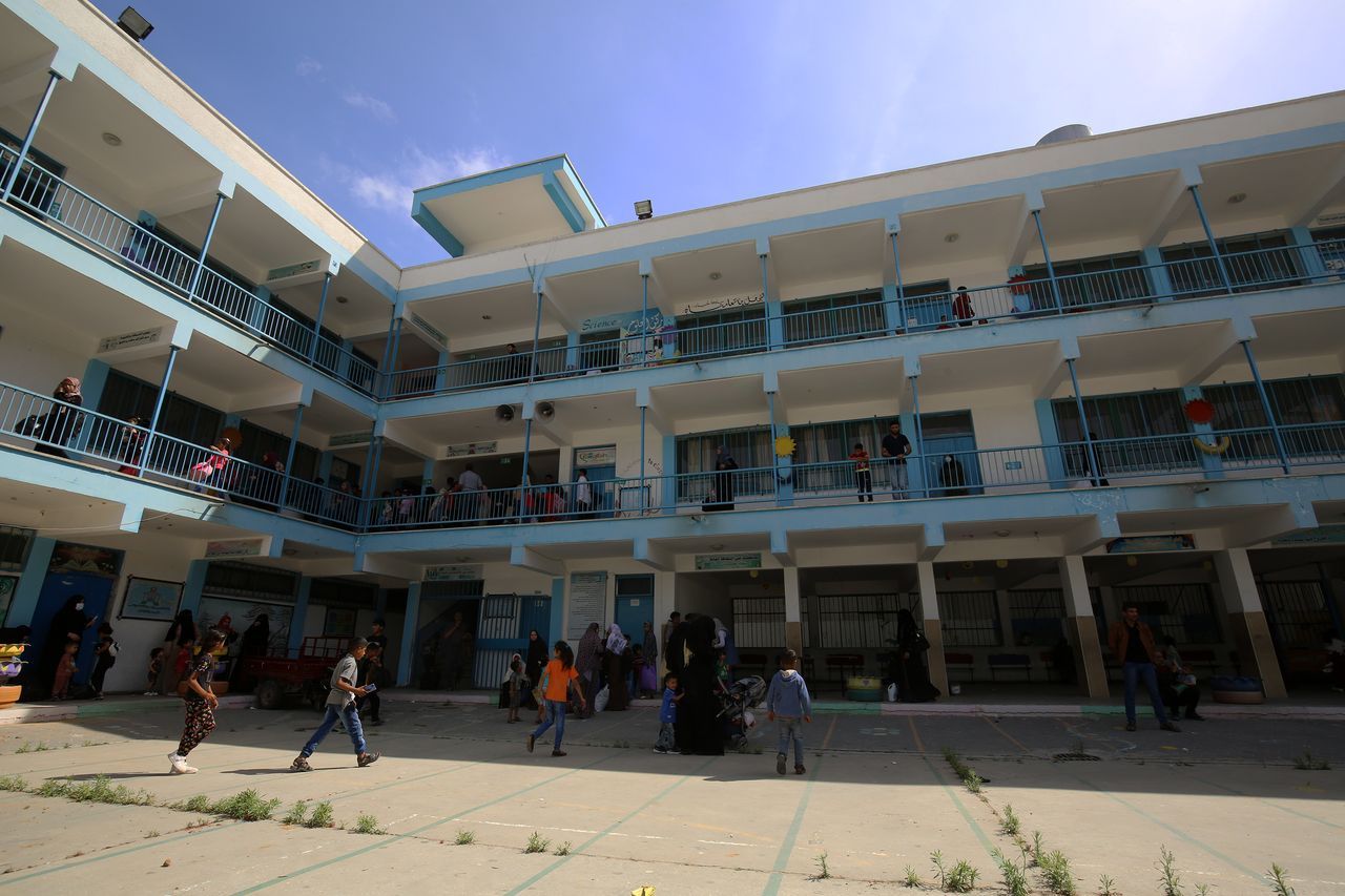 İsrail'in gazabından okullara sığındılar 16