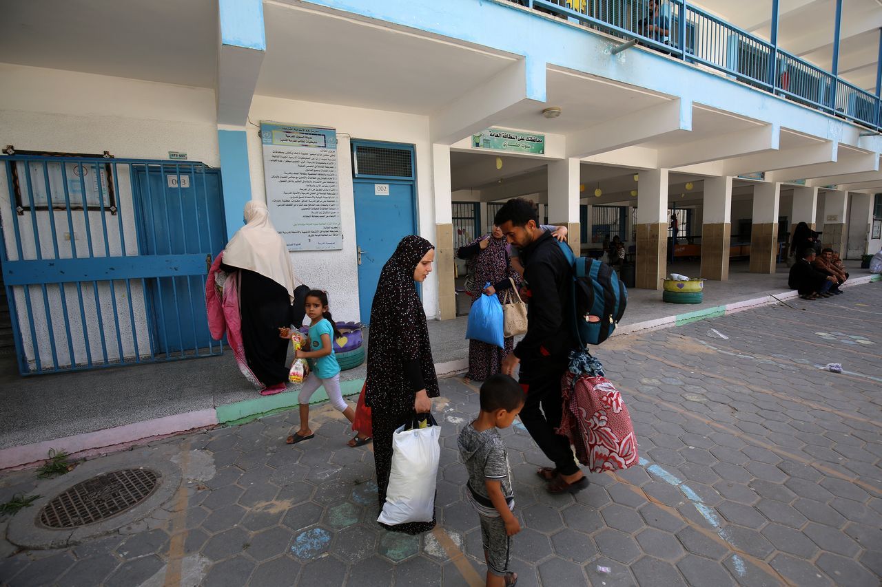 İsrail'in gazabından okullara sığındılar 17