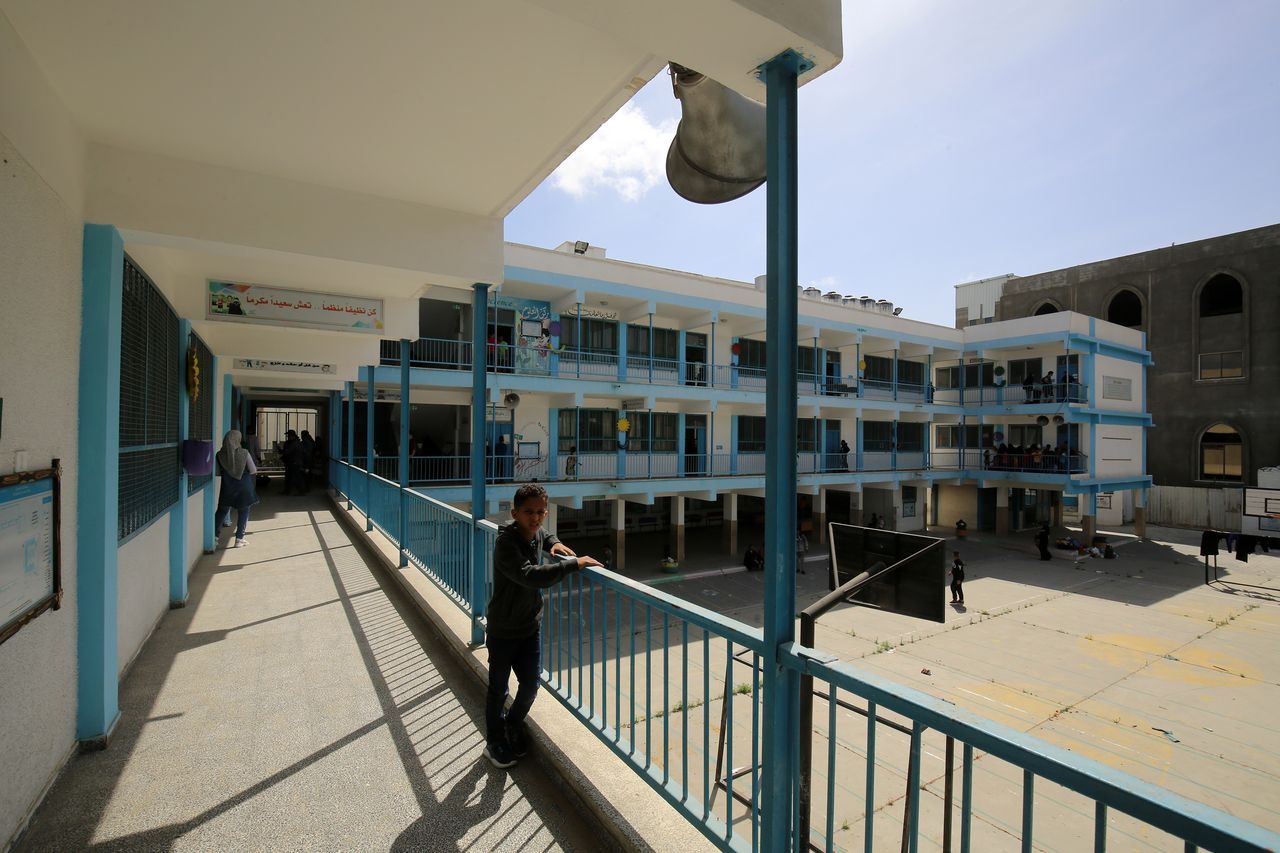 İsrail'in gazabından okullara sığındılar 18