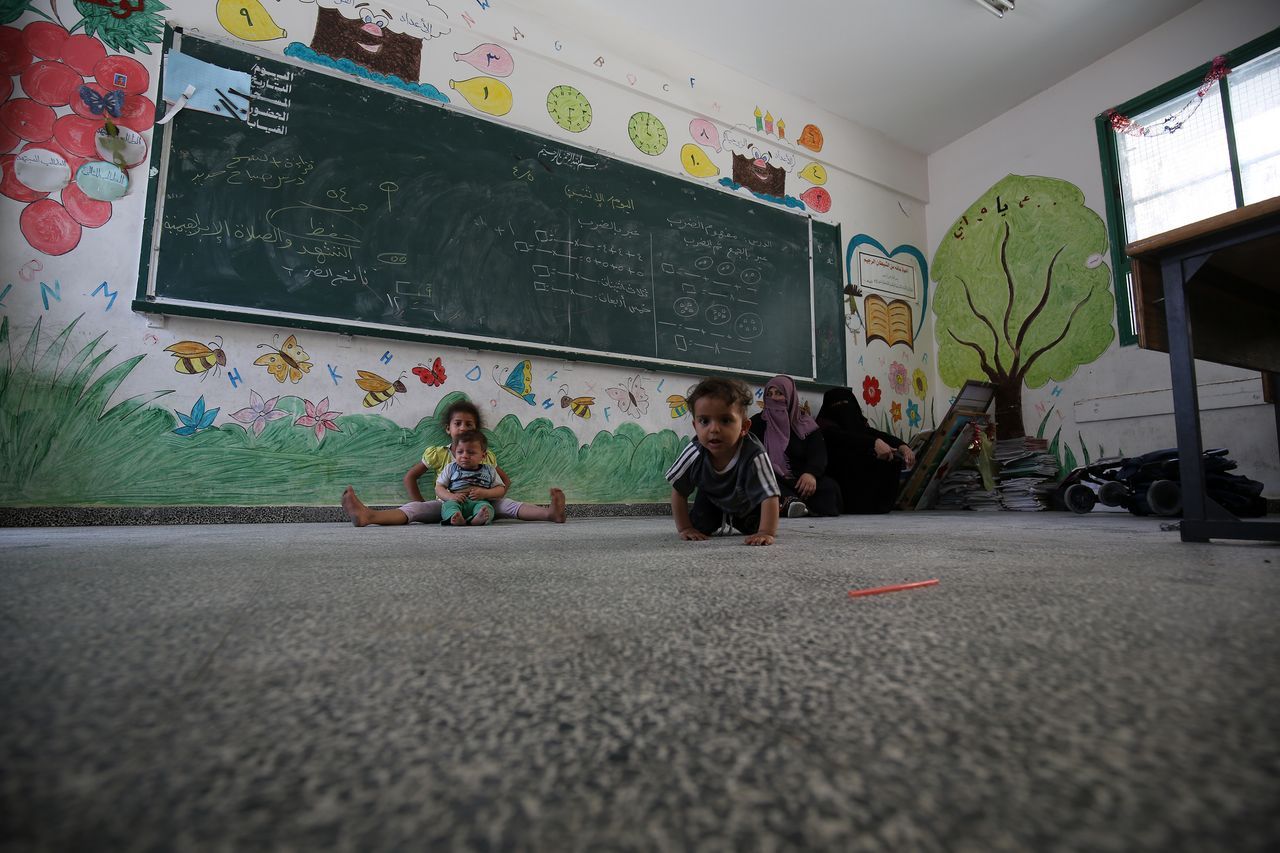 İsrail'in gazabından okullara sığındılar 19