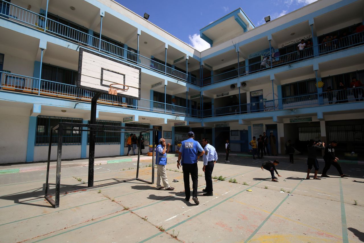 İsrail'in gazabından okullara sığındılar 22