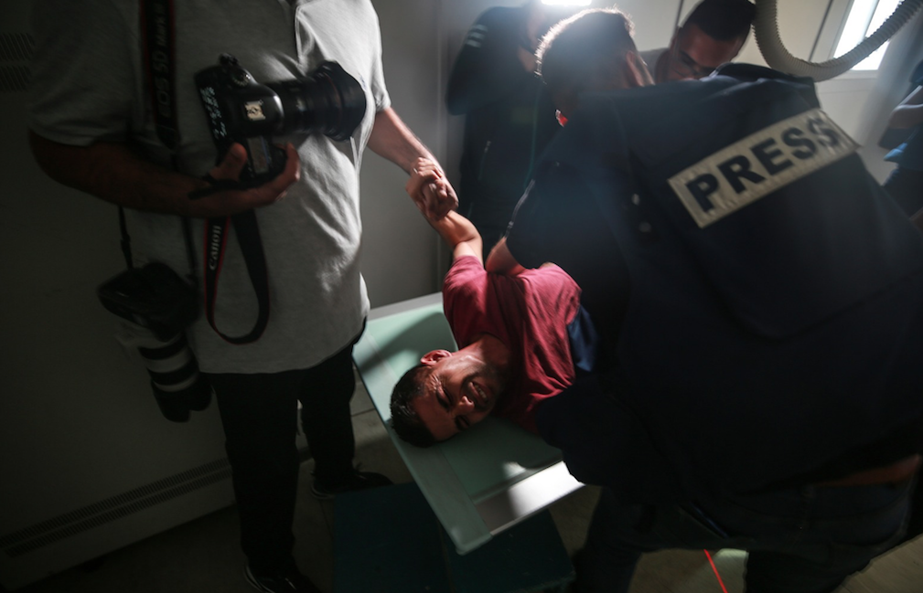 İsrail'in saldırılarında Anadolu Ajansı kameramanı yaralandı 14