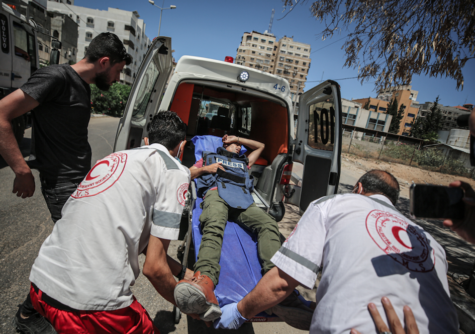 İsrail'in saldırılarında Anadolu Ajansı kameramanı yaralandı 11