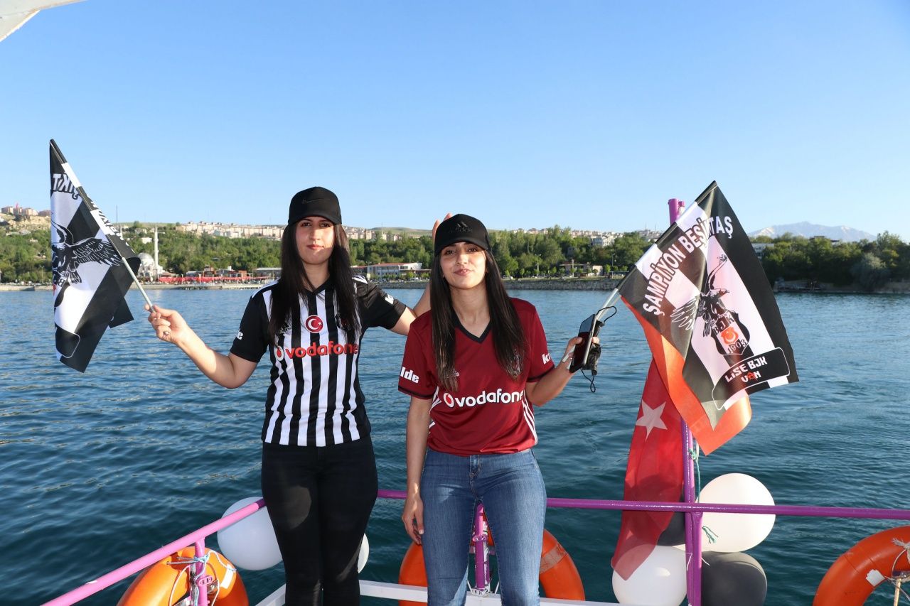 Van Gölü'nde motorları maviliklere sürdüler 2