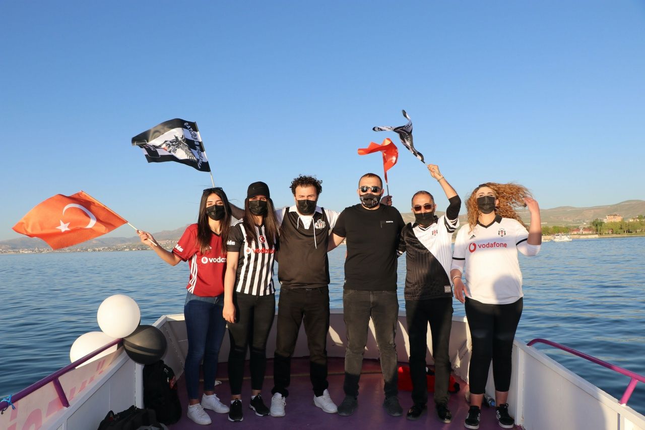 Van Gölü'nde motorları maviliklere sürdüler 4