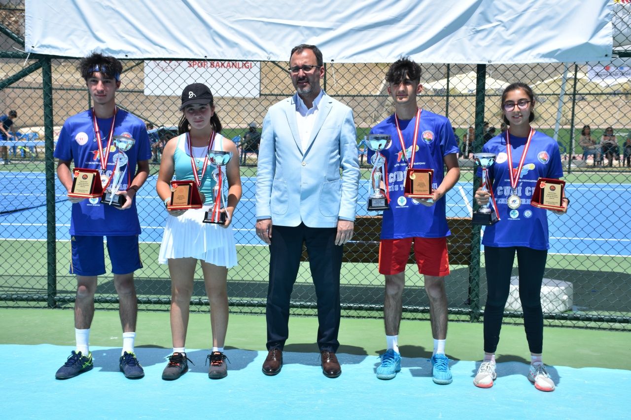 Bakanı Kasapoğlu, Cudi Cup Tenis Turnuvası'nı izledi 1